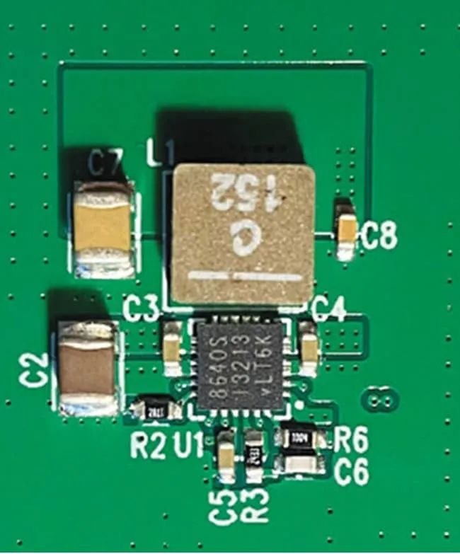“图1:LT8640S开关稳压器的电路板,具有紧密间隔的部件,因此具有紧凑的电路板布局。"
