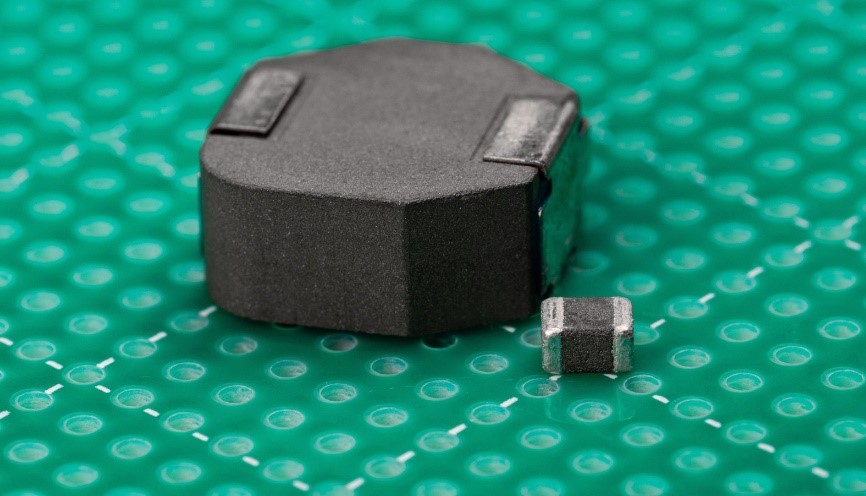 图 1：8.2µH 电感器 (400kHz) 和超小型 3.3µH 电感器 (2.1MHz) 的尺寸比较.jpg