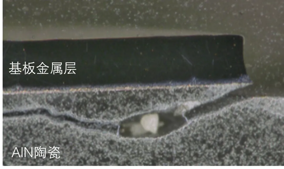 图5(a)：温度循环测试后的绝缘基板截面图-AlN基板.png