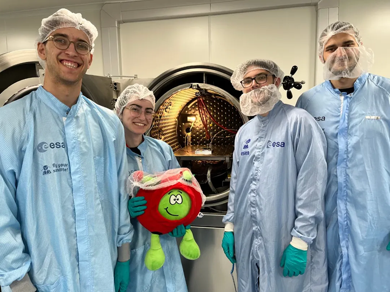 1758005314835975.png 通信电路板被放进热真空室内.png