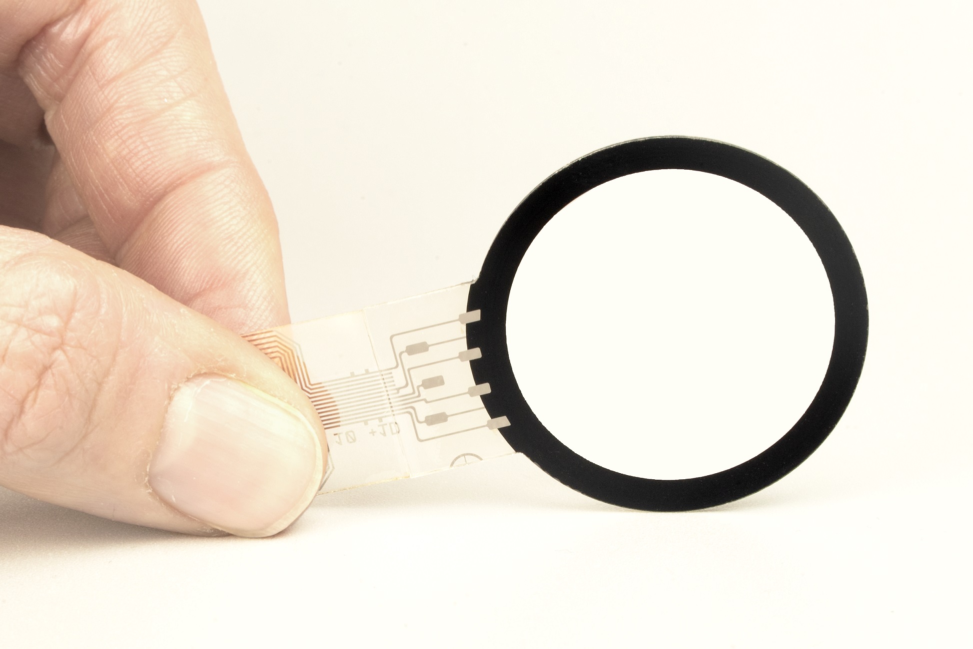 FLE011. FlexEnable_Tunable_Lens.jpg