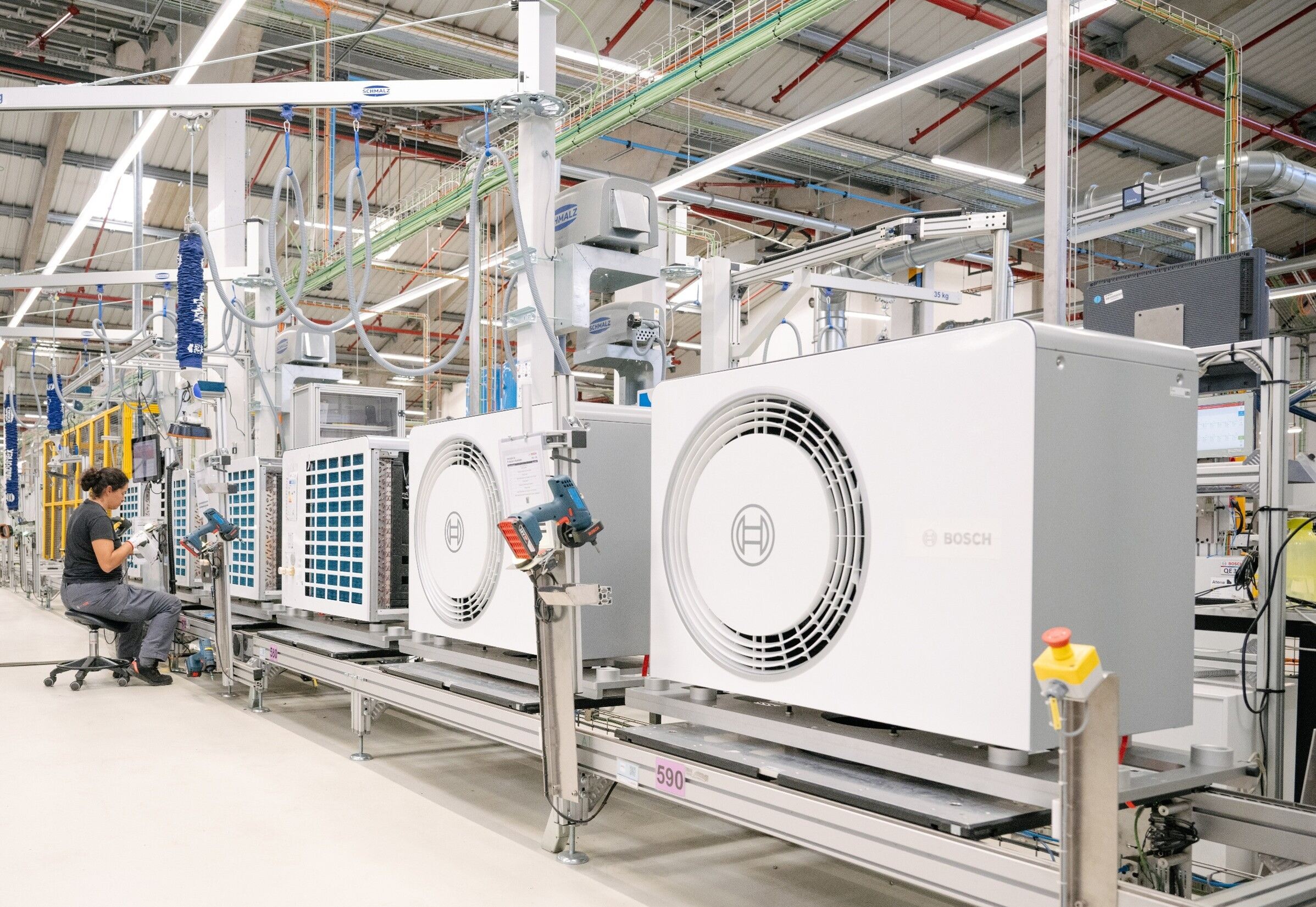 01 空气源热泵生产 Production of Air Water Heatpumps.jpg