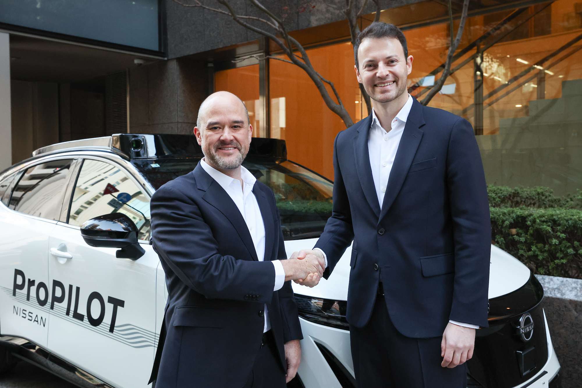 2、日产汽车公司总裁兼首席执行官伊凡·埃斯皮诺萨（左）与Wayve联合创始人兼首席执行官Alex Kendall（右） (1).jpg