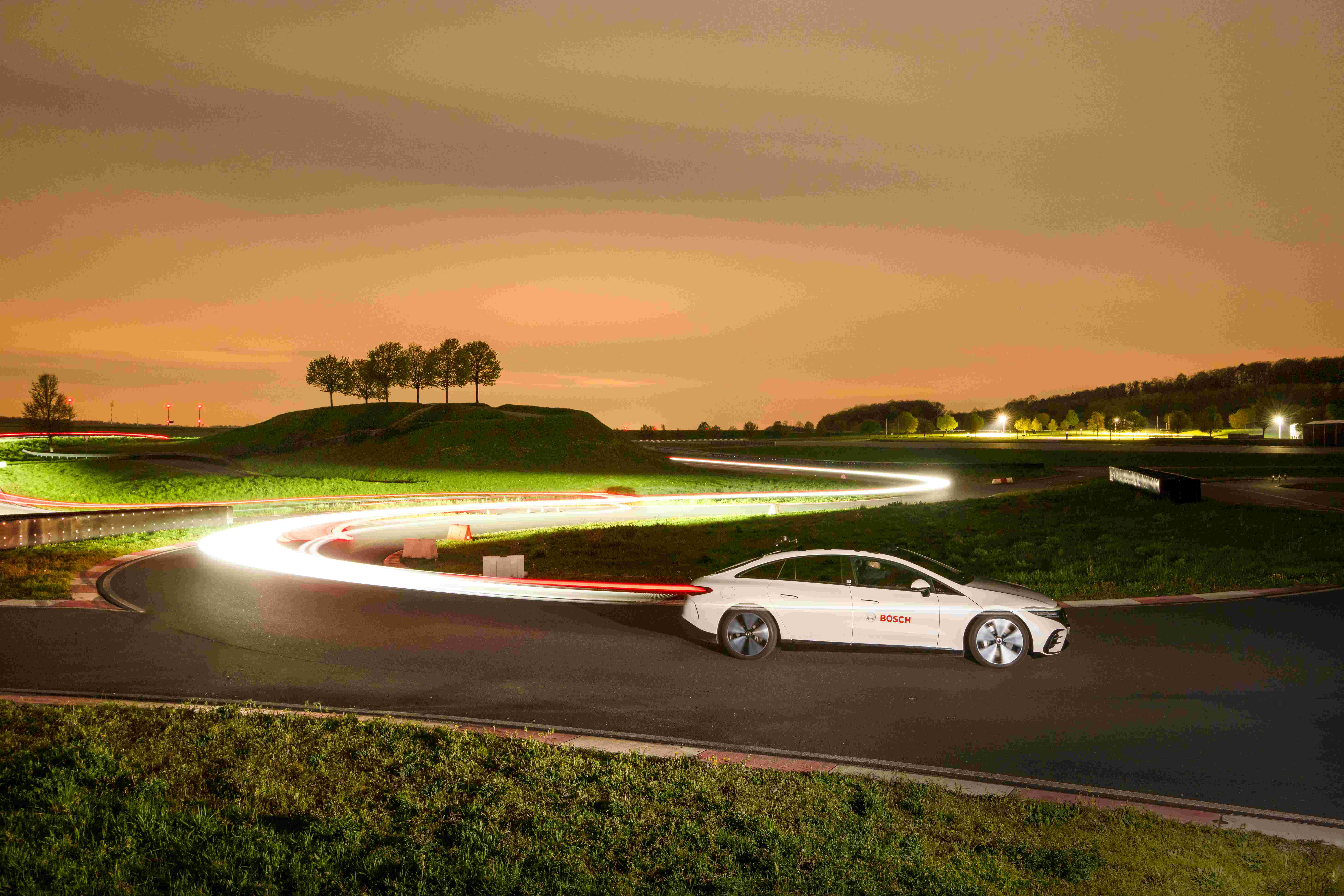 04 车辆运动智控系统（VMM）能显著减轻车辆弯道侧倾以及拥堵路段车辆启停产生的颠簸 Vehicle Motion Management can greatly reduce vehicle rolling movements in bends or pitching movements in stop-and-go traffic.jpg