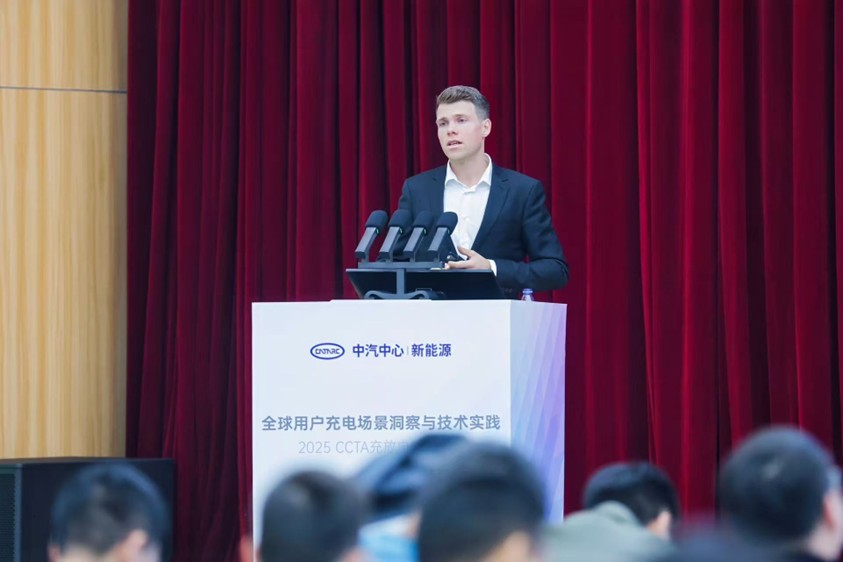 1769066306797587.jpg 配图2:是德科技技术专家Marvin Kroeger在CCTA大会上进行演讲.jpg