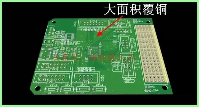 根据大面积的覆铜来确定正负极